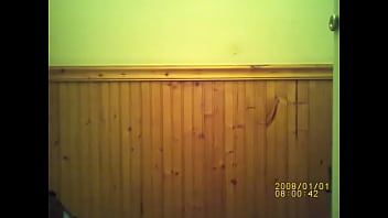 Играть Блэкрайдер разогревается в туалете, затем встает и накачивает вибратор до многократного оргазма