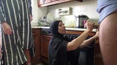 Afspelen De Arabische vrouw van de Cuckold -echtgenoot kan geen grote lul weerstaan