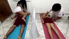 चलाएँ कोयल पति लैटिना मिल्फ़ के रूप में कामुक युगल की मालिश में धोखा देता है
