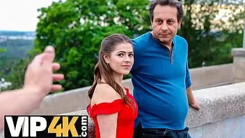 تشغيل هانت 4 ك. فتاة توقظ ديك المارة وترحب به في مهبلها