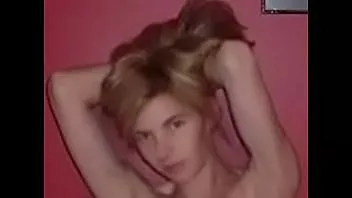 Reproduzir Quando éramos jovens e inocentes, mas ela adoraria abrir as pernas e brincar com seu grande clitóris o dia todo