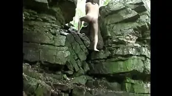 Reproduzir Escalada nua por Mark Heffron ao longo da escarpa de Niagara perto de horicon