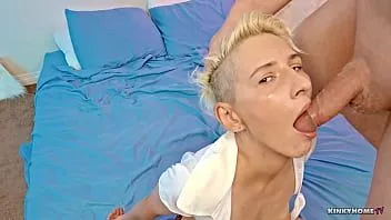 Jouer Une amatrice blonde aux cheveux courts fait une pipe à son petit ami potelé, fait un rimjob et bâillonnement avec une éjaculation faciale