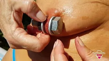 Redare Nippleringlover mama fierbinte se masturbează în aer liber în piscină inserând șuruburi uriașe în sfarcurile extrem de întinse perforate