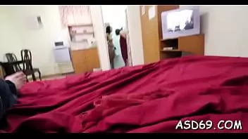 Riproduci Attraente ragazza mostra abilità di guida mostruosa
