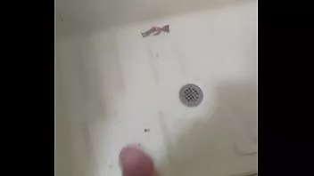 Putar Skinnylegz-aka-oregonslimmff menghilangkan stres dengan cepat di kamar mandi.