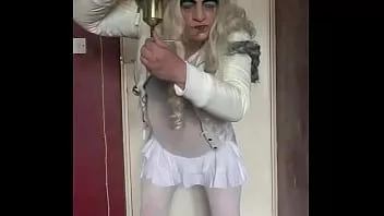 Riproduci Crossdresser bisessuale sta ancora aspettando che la pipì di un altro uomo gli riempia il tubo così da poter ingoiare fino all'ultima goccia come ha appena fatto con la sua