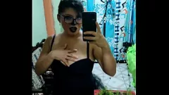 再生 ドラキュラの衣装を着たセクシーな熟女がハロウィーンで完璧な天然おっぱいを披露！