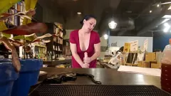 Putar melengkung milf di merah gaun kesenangan diri dengan sangat besar penis buatan