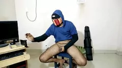 Riproduci Venire troppo tardi: l'esperienza bukkake di un osservatore di porno mobile