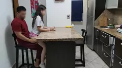 Riproduci Lo zio pervertito si impone con la nipote adolescente innocente in un video casalingo hardcore