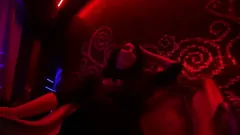 Odtwórz Wakacje w klubie karaoke: solowy amatorski występ MILF Brunetki z dużymi cyckami i masturbacją w publicznej toalecie