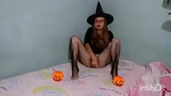 play हेलोवीन रात में कामुक सुनहरे बालों वाली किशोर चुड़ैल शरारती हो जाती है