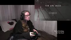 Играть Брюнетка-толстушка раздевается во время игры в Resident Evil 2 - большая задница и большие сиськи