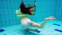 Играть Удовольствие сексуальной русской блондинки Нины Мохнатки у бассейна