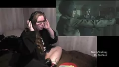 Играть Брюнетка с большими сиськами раздевается во время игры в Resident Evil 2