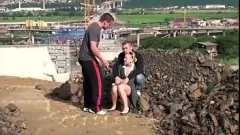 play Публичная оргия в тройничке: симпатичную юную блондинку с большими сиськами трахают