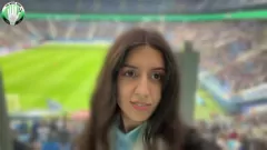 play Linda morena se facializa en público durante un partido de fútbol