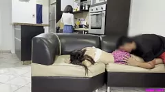 play Cogí a mi hijastra mientras le daba un masaje y la miré mojarse