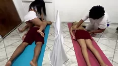 play Cuckold -man kijkt toe terwijl Latina Milf cheats in de massage van het erotische paar