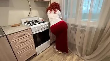 تشغيل عازمة أم عجوز بمؤخرة كبيرة على ظهرها لممارسة الجنس الشرجي مع ابنها